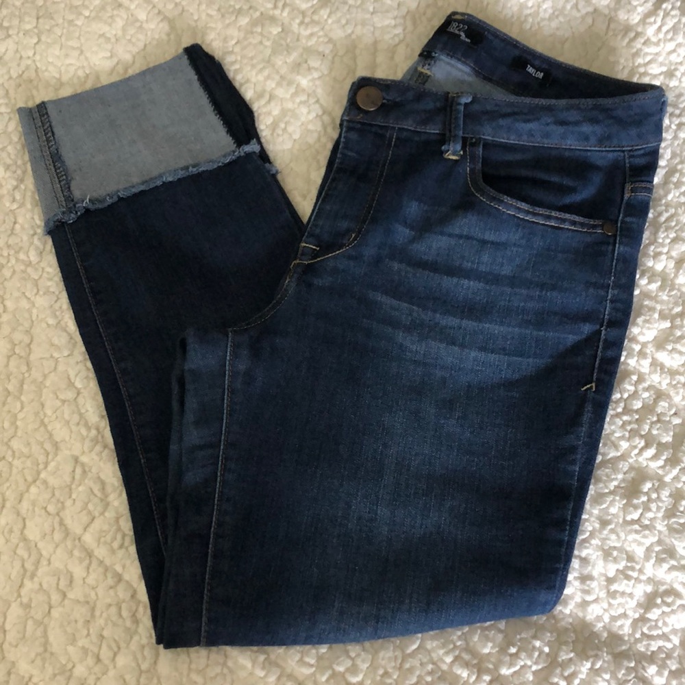 EUC - 1822 denim cropped, rolled jean